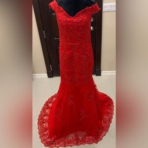 New without Tags Women’s Red Off shoulder Elegant Gown size 6